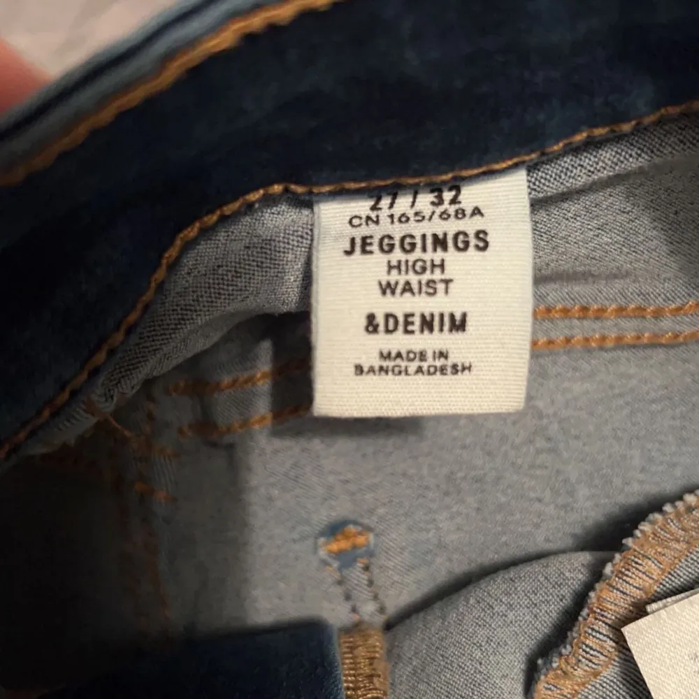 Super fina jeans endast använda en gång, kan mötas upp annars står köparen för frakten <3. Jeans & Byxor.