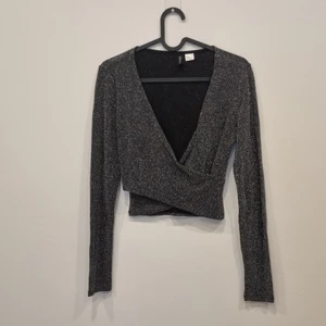 Topp strl S - Glittrig topp från h&m. Använd bara 1 gång. 