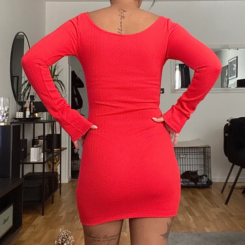 En röd tajt fest klänning väldig skön material strl XS . Klänningar.