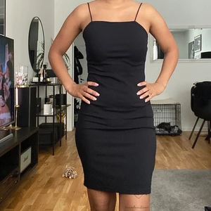 Svart knä-klänning svart strl S - En svart sommrig klänning väldig skön material tunna band vid axlarna tajt strl S