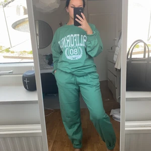 Mjukis dress - Använt väldigt få gånger, köpa båda tillsammans 350kr. Bara tröjan 150 bara byxan 200