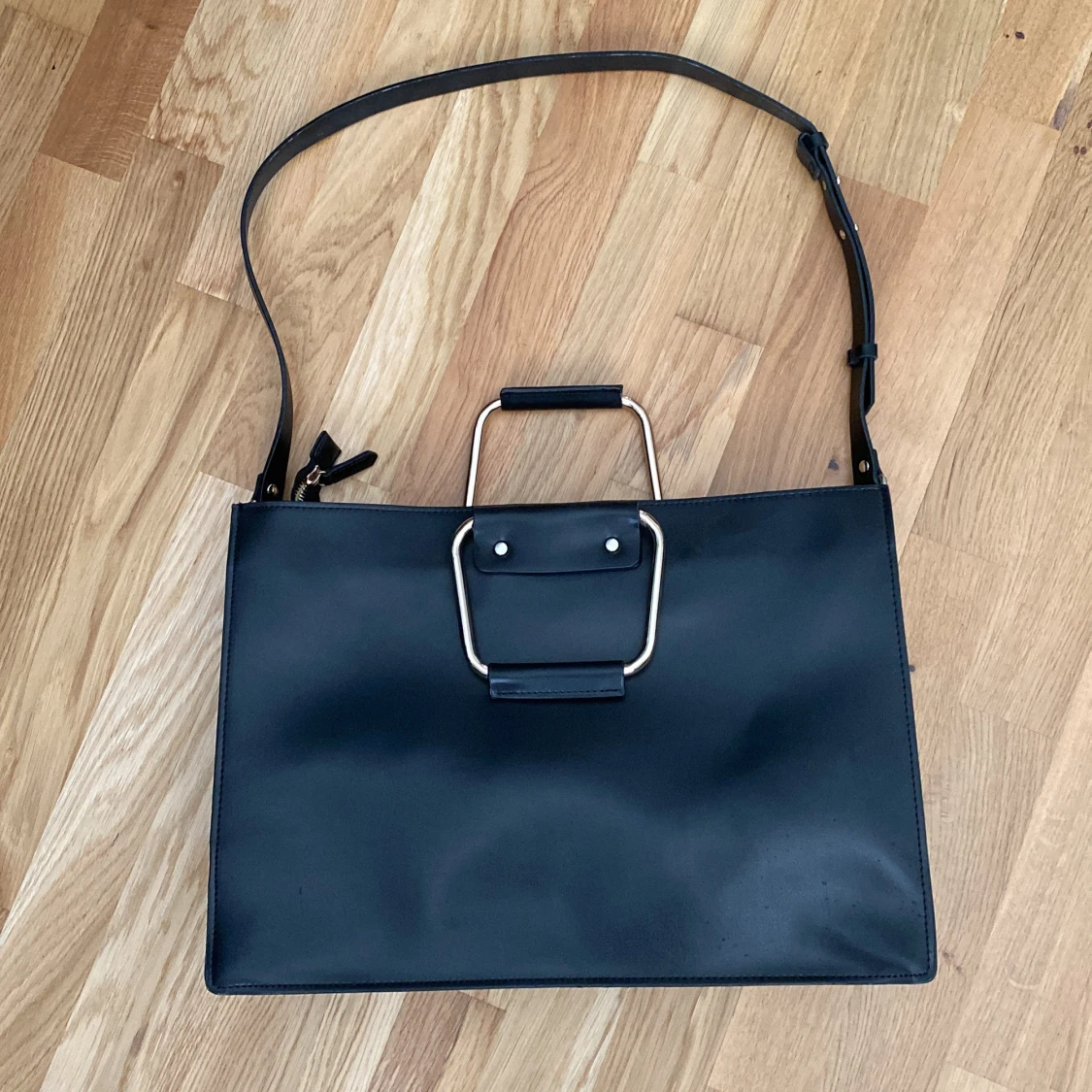 En fin mellan stor väska från zara  - 37