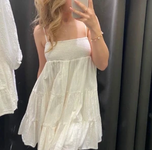 klänning från zara - jätte fin klänning från zara aldrig använd❤️ köpare står för frakt❤️(lånad bild)