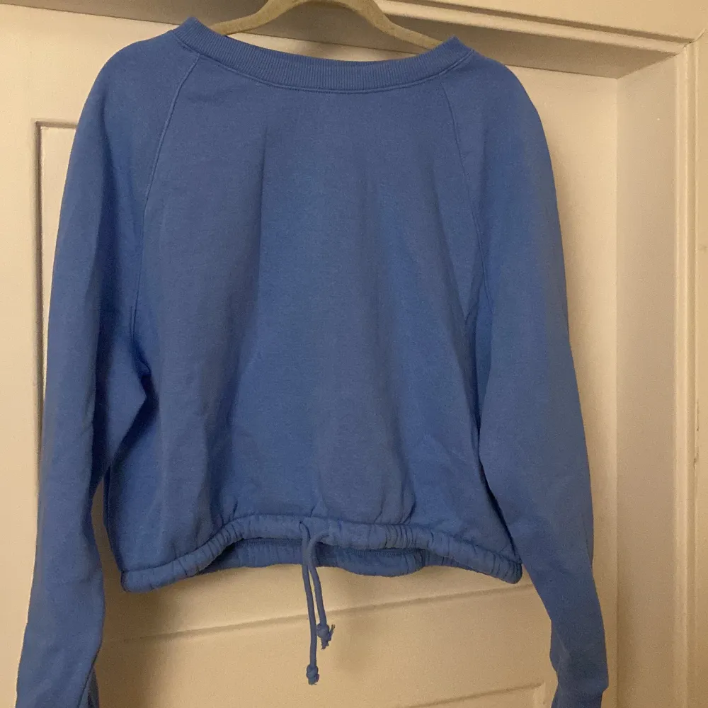 jättefin blå sweatshirt som går att knyta längst nere, väldigt bra skick💓. Tröjor & Koftor.