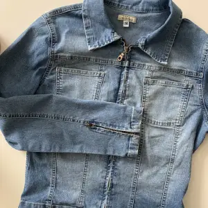 Vintage jeansjacka, så fin! Fint skick trots att jag köpt den secondhand 