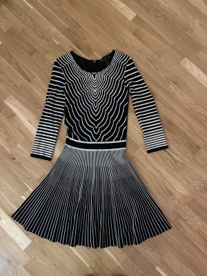 Elegant klänning från Marc Jacobs stl. S - Jätte fin klänning från märket Marc by Marc Jacobs i stl. S Har blixtlåset där bak