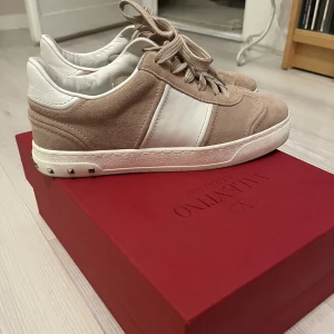 Valentino skor  - Säljer mina rosa valentino skor som jag använt fåtal gånger. De är köpa på Vestiaire och var nya när jag köpte dom. Dustbag och låda medföljer💕Köpta för 3200kr