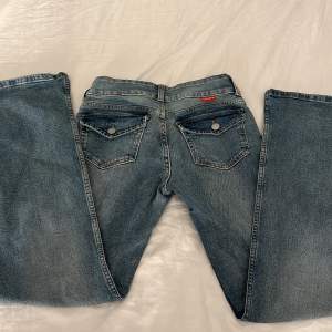 Säljer mina jeans som är köpte för ett tag sen men som aldrig kommer till användning! Köpta från hm och är slutsålda nu, inga fläckar och nyskick!💗 