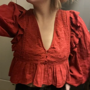 Blus  - Säljer denna coola blus från Zara, aldrig använd med lapp kvar! 130 + frakt💞