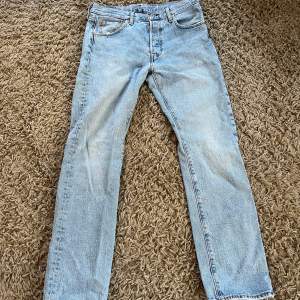 Ett par levis jeans som är alldeles för små för mig. Straight fit 501