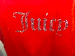Juicy Conture  - Äkta Juicy Conture sett❤️ i bra skick använt ett fåtal gånger. Tröjan är i storlek L och byxorna är i storlek  M