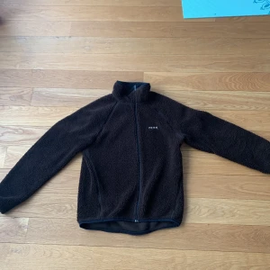 Peak performance fleece  - Säljer min bruna peak performance fleece eftersom att jag inte använder den längre. Den är i bra skick!