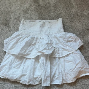Volangkjol - Vit volangkjol i bra skick🤩 Vet inte vart den är ifrån då den inte har någon lapp men skulle gissa på H&M eller Lindex