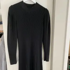 Säljer denna svarta stickade klänningen från Gina tricot strl M för 299kr + frakt. I väldigt fint skick