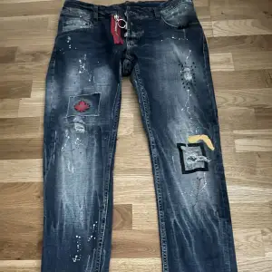 Säljer dessa äkta nya lågt förbrukade dsquared2 jeans som är köpta för 6332kr. Säljer åt en vän som inte får någon användning av dem. Pris går att sänkas vid snabb köp