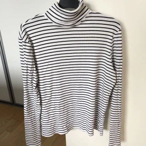 Randig polotröja  - Randig polotröja i strl L från hm, inga defekter 🫶🏼🤍 Tryck inte på köp nu utan skriv i DM