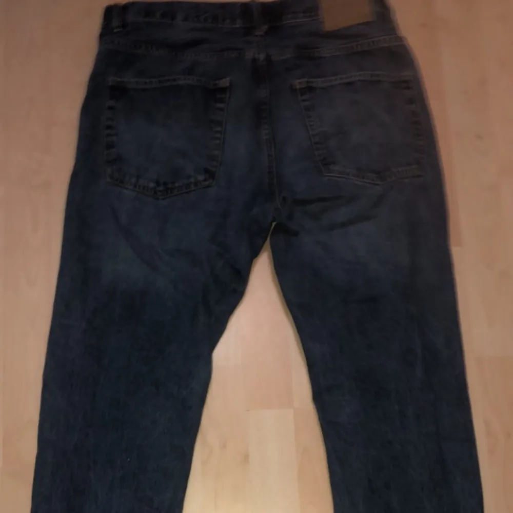 baggy stor jean mörk blå kan användas med bälte om det inte passar dig perfekt. Ren inte så använ, den kostade egentligen 300kr men säljer för 200kr . Jeans & Byxor.
