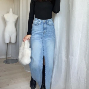 Denimkjol - Jeanskjol som är omsydd från ett par byxor.  Storlek: S Mått: Hej!  Måtten på kjolen kommer här: Midja: 69,5cm, High waist  Höft: 92cm Längd: 106cm