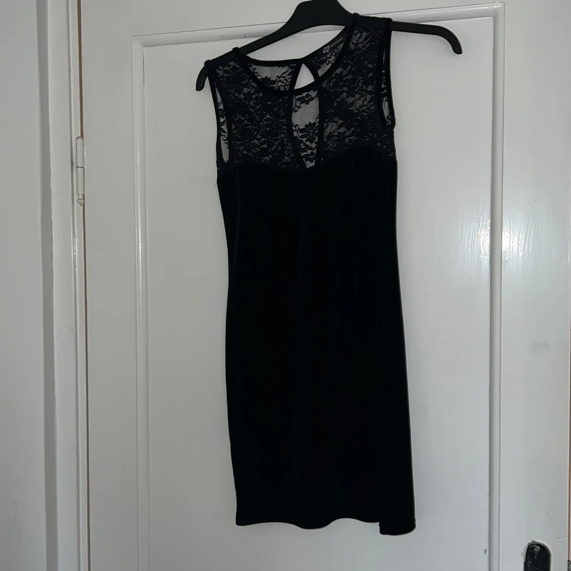 Svart klänning med spets - 90
