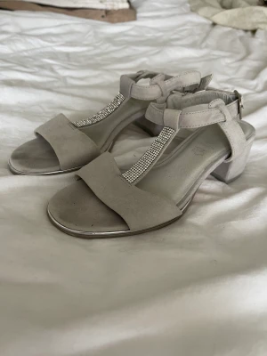 Klackskor - Säljer mina gråa läder/mocka klackar i storlek 37. Använda men inte några förslitningar förutom trycket på sulan. 🥰