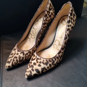 Snygga skor med stilettklackar  - Leopardmönstrade snygga pumps med stilettklack. Använda men i bra skick. Storlek 36