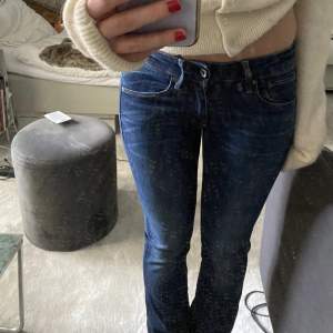 Lowwaist bootcut jeans köpta secondhand urs. G-star. Fint skick o säljer för att få pengar. Sjukt snygga. Längd 32. 