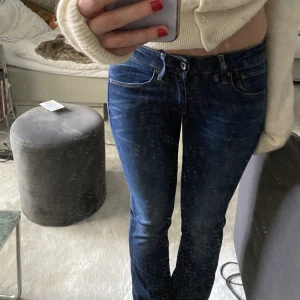 Secondhand lowwaist utsvängda jeans - Lowwaist bootcut jeans köpta secondhand urs. G-star. Fint skick o säljer för att få pengar. Sjukt snygga. Längd 32. 