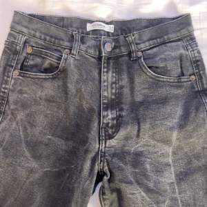 Ett par jättefina Mörkgråa lågmidjade straight Jeans som sitter som en smack, strlk 38 men passar även 36. Använt ett par gånger. Inga hål eller töjningar.  Köpta för 400kr. 