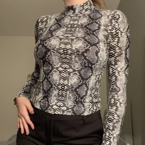 Croc tröja - 🎀SKRIV ETT PRIS🎀 Denna tröjan tycker jag är supersnygg men får tyvärr ingen användning (aldrig använd). Den har ett extremt lent och skönt material som även är lite tajt så enligt mig behövs ingen bh!☺️- köpare står för frakten 