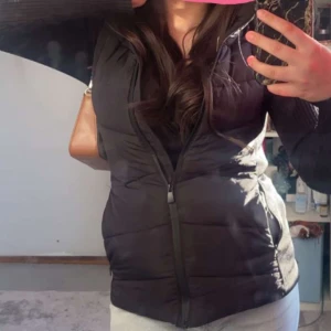 Svart väst - Jätte fin svart kort väst ifrån märket Zara. Västen är i bra skick utan några skador. Använd ett fåtal gånger. Säljer pga den inte kommer till användning☺️