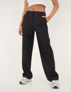 Låg midjade kostymbyxor  - Helt nya lågmidjade kostymbyxor från Nelly💗💗 säljer pgv att det är lite stora på mig💗LAPPEN SITTER KVAR 