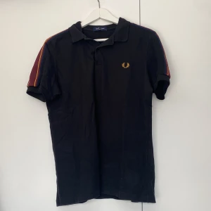 HERR Fred Perry piké  - Fred Perry piké. Använt skick. Nypris 500kr