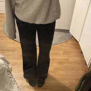 Svarta kostymbyxor  - Säljer dessa svarta kostymbyxor från Lindex, de är raka och vida i modellen. Byxorna är i storlek 34 och är midwaist. 