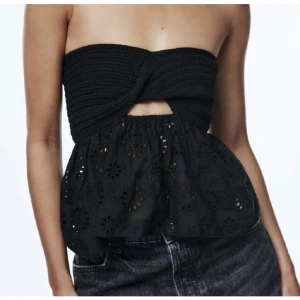 Zara topp - Jag säljer nu denna toppen då den är för liten, köpt i somras men kommer som sagt knte till användning. I nyskick, kolla bion för frakt!