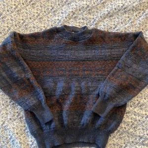 Stickad sweater🫶🏻 - Unik och mysig tröja i storlek S ! Tryck inte köp nu utan att höra av er först!🥰