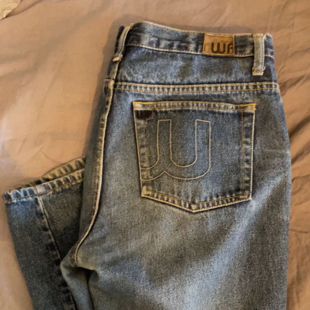 Lågmidjade mörka baggy jeans i storlek M, Stora i storleken om man gillar det. Fint skick sparsamt använda 💕. Jeans & Byxor.
