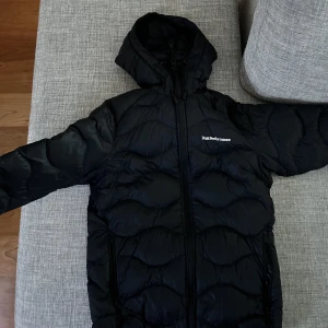 Peak performance dunjacka  - Peak performance dunjacka svart i storlek S. Använd ett fåtal gånger. Pris går att diskutera. 