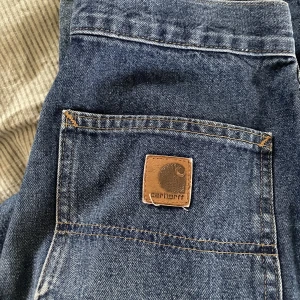 Carhartt jeans - Köpte dessa jättefina carhartt jeansen på Plick, men de va tyvärr för små för mig :( så säljer de igen! Perfekt längd på mig som är 163 cm, rymliga i låren också💛 bara midjan som inte passade mig.