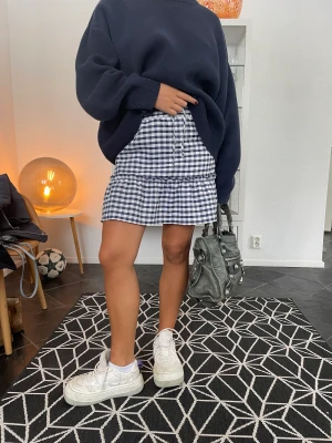 Kjol - Säljer denna svinsnygga kjolen från Asos som passar både nu på vintern men kommer också va asnajs nu sommar!! Sparsamt använd. Pris 150kr den är en 36 men passar nog även en 34/38 beroende på hur man vill att den ska sitta! 💕💕