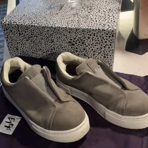 Eytys sneakers  - Säljer dessa sneakers från Eytys i modellen Doja färg grå👟. Har gått sönder lite i bak men det är ingeting som märks eller ger skavsår (på mig)🚀🤘🏻. Nypris 2000kr jag säljer dessa för 900kr. Kan mötas upp i Stockholm innanför tullarna🫶🏼🚀. 