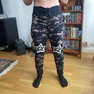 Byxor med motiv  - Byxor införskaffade från shock 2015, för ca 700kr. Finns en reva vid ena dragkedjan som jag kan laga innan om så önskas. Har legat orörda i flera år och kommer nog tyvärr aldrig att användas igen, så de behöver ett nytt kärleksfullt hem ✨