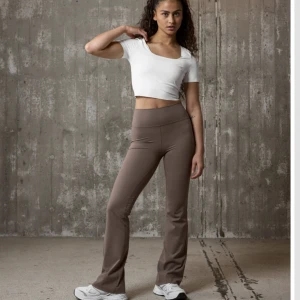 Träningskläder från icaniwill  - Tightsen är storlek M och toppen är storlek S. Båda plaggen är i väldigt bra skick, endast använda 2-3 gånger. Köp både tightsen och toppen för 650 kr. Bara tightsen för 550 kr (nypris 799) eller bara toppen för 200 kr (nypris 349).