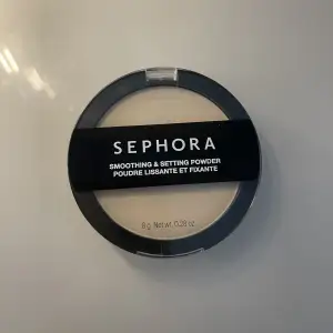 Sephora smothing & Setting powder - Öppnad men oanvänd - Ordinare 209 kronor - Köparen betalar för frakt - Inga returer - Betalning via köp direkt 