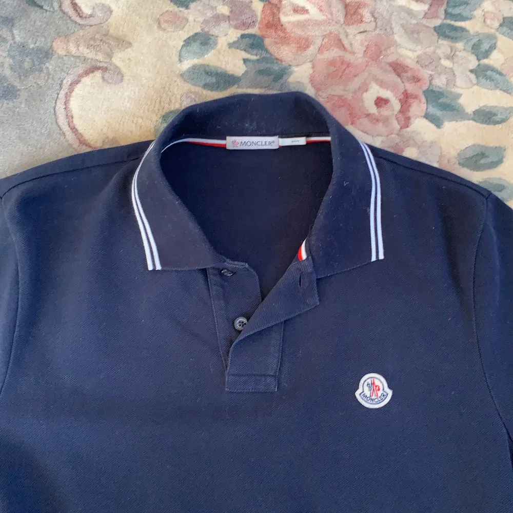 Moncler Polo tröja som köptes 2019 i USA i Monclers affär. Använts ett par gånger men blivit för liten för mig nu. Tyvärr finns ej kvitto då jag slarvat bort det och tagsen är bortklippta då min mamma trodde att det störde mig 🥲. Pris kan diskuteras. . T-shirts.