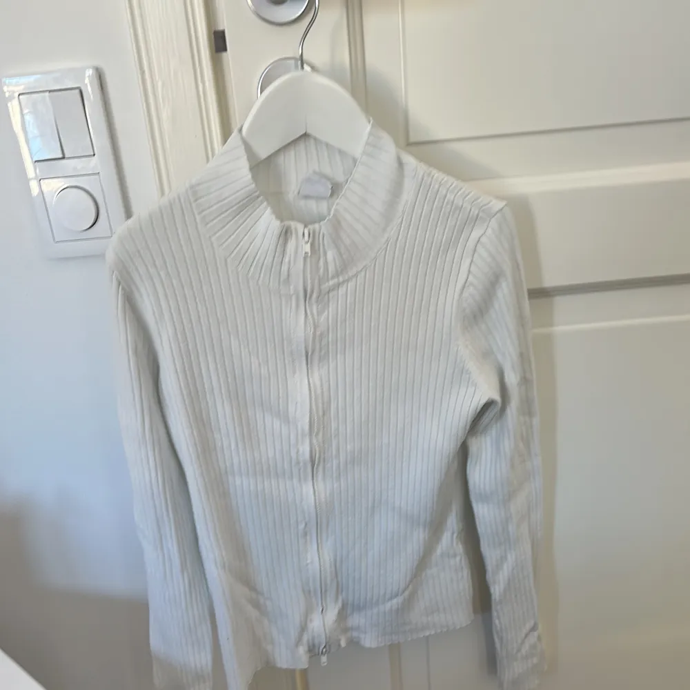 Den hära jätte fina lång, vit tröja! Den är storlek small! Jag säljer den för 200kr!. Skjortor.