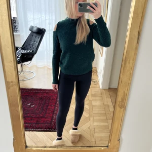 Stickad tröja  - Snygg grön stickad tröja från Mango. Något högre i kragen och har cut outs på axlarna, så snygg detalj. Nopprig men fortfarande fint skick. 