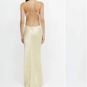Säljer denna superfina klänningen från Bec&bridge i storlek aus 6 vilket motsvarar 38. Den är helt oanvänd, endast testad! köpte för lite mer än 4000kr, säljer för 2900kr och pris kan diskuteras vid snabb affär😄 (modellen på bilden är 176 cm)