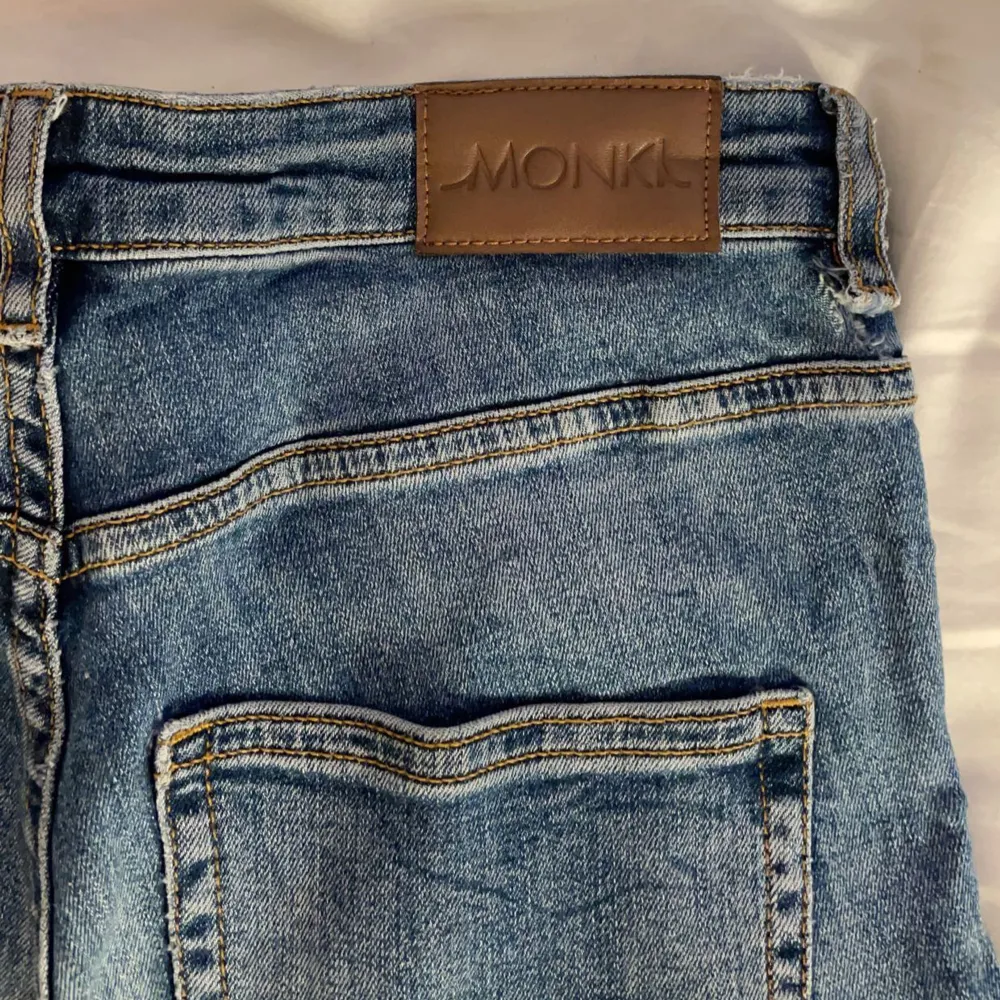 Fina jeans från monki. Använda 4-5 gånger pga att jag ej gillat hur dem sitter på mig. . Jeans & Byxor.