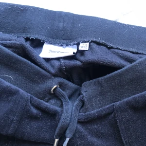 Juicy - Jätte fina byxor dem är lite sönder i snöret i midjan men funkar fortfarande den gråa metall saken har åkt av på ena sidan men funkar lika bra 