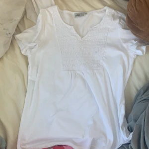 Tröja  - En vit tröja:) pris kan diskuteras ..